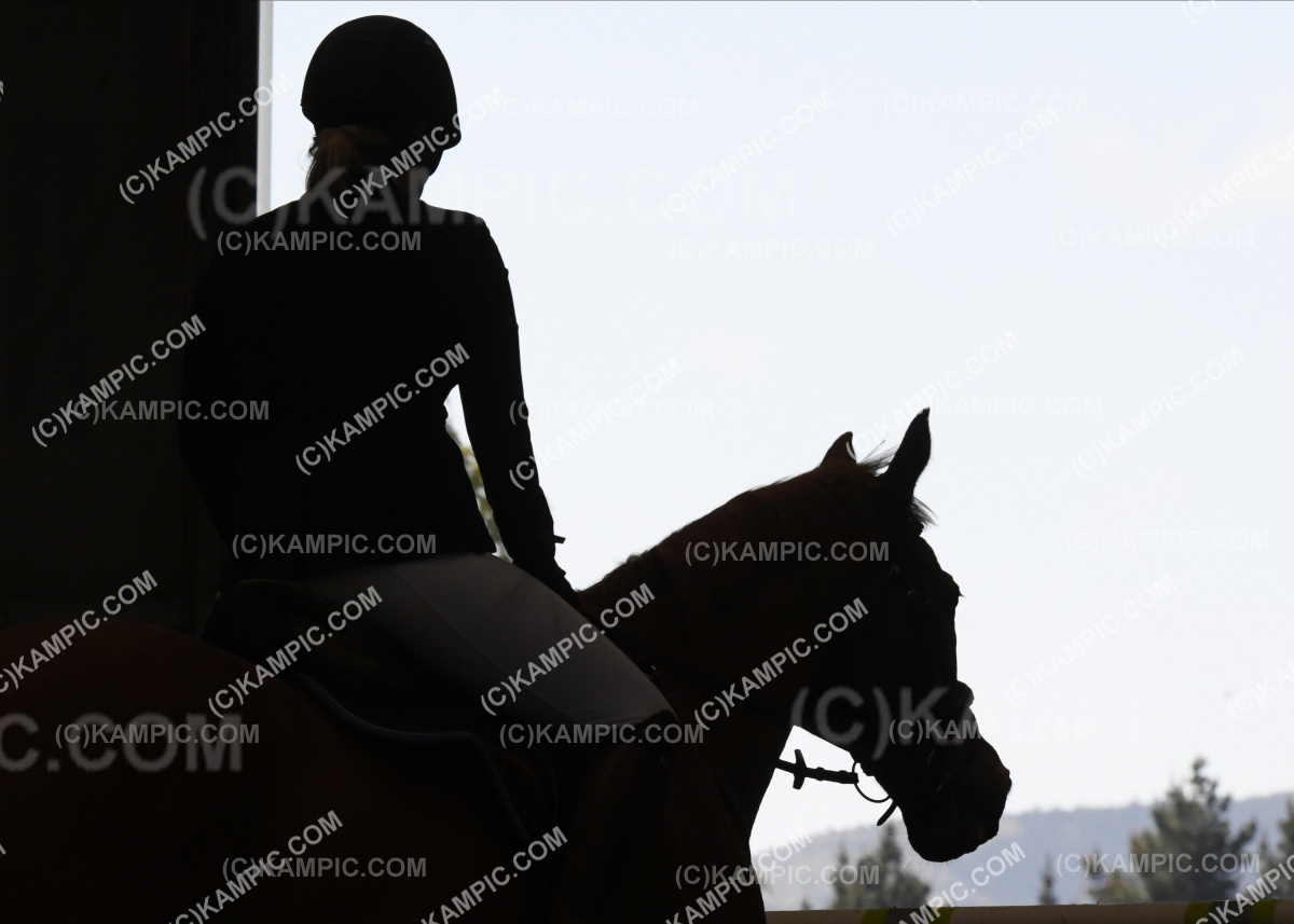 SL_210925_2547