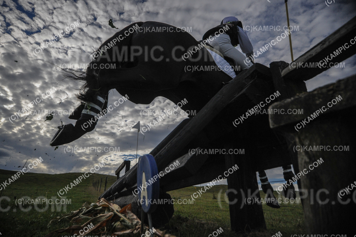 SL_220327_1884